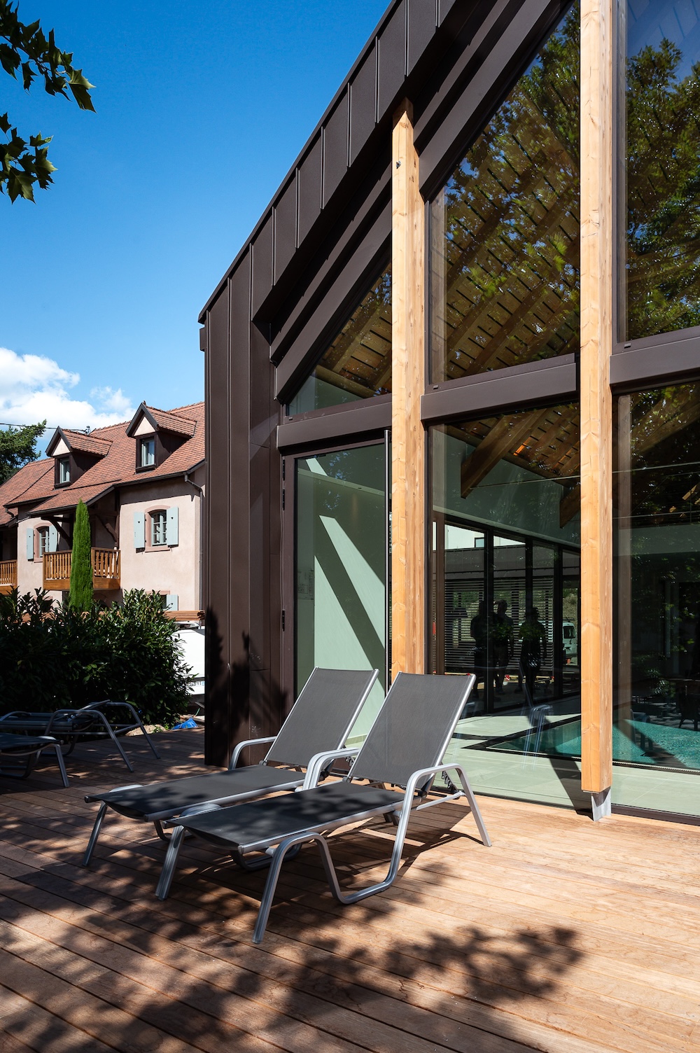 Terrasse avec transats devant bâtiment moderne de l'hôtel