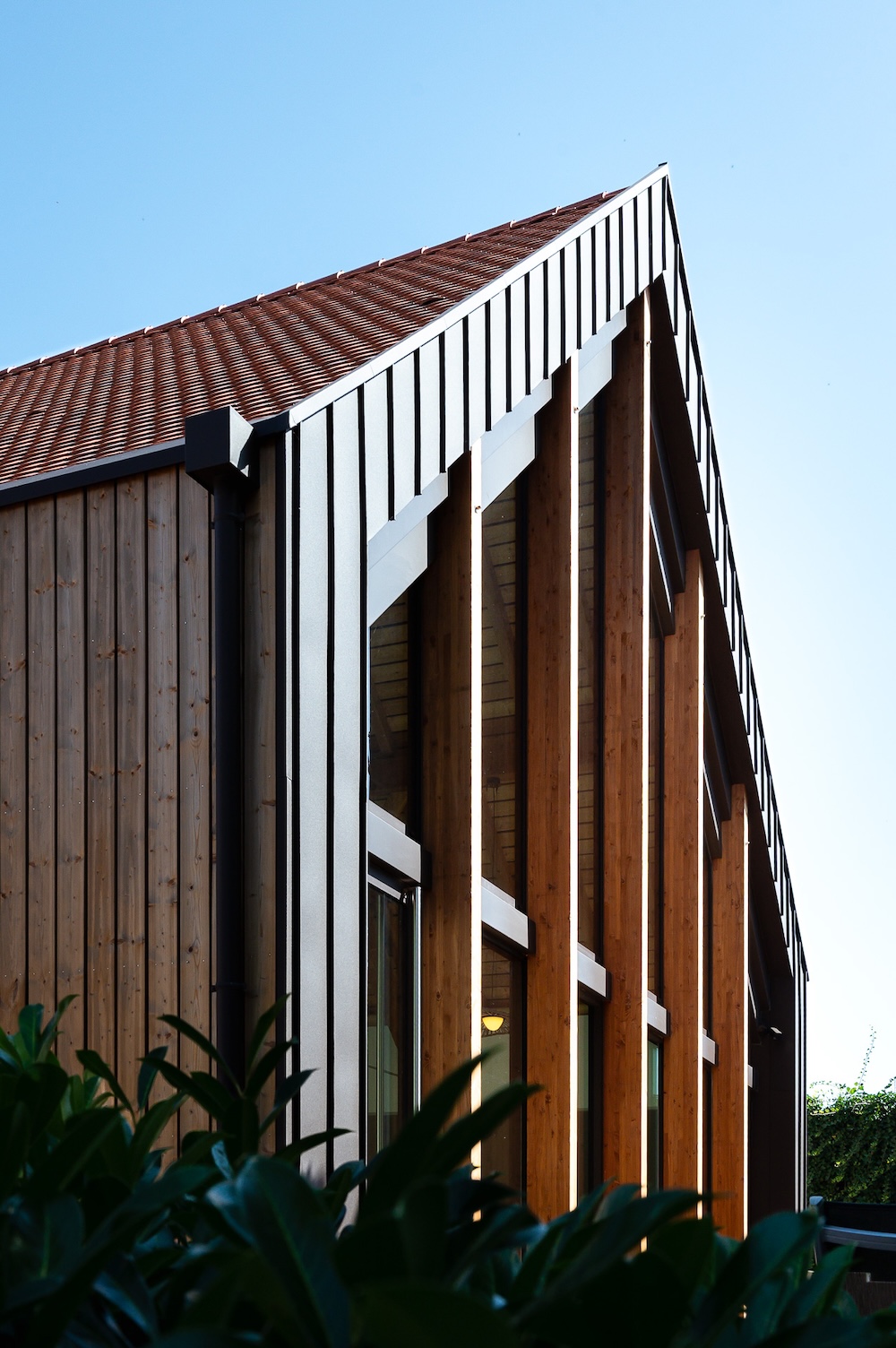 Façade moderne en bois avec bardage vertical de l'Hôtel L'Ami Fritz